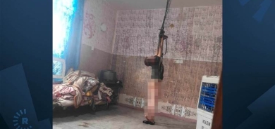 Bavekî kurê xwe bi zincîrê girê da