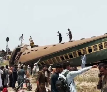 ژمارەی قوربانیانی ڕووداوی شەمەندەفەر لە باشووری پاکستان بۆ ٣٠ کوژراو و ٨٠ بریندار زیادی کردووە