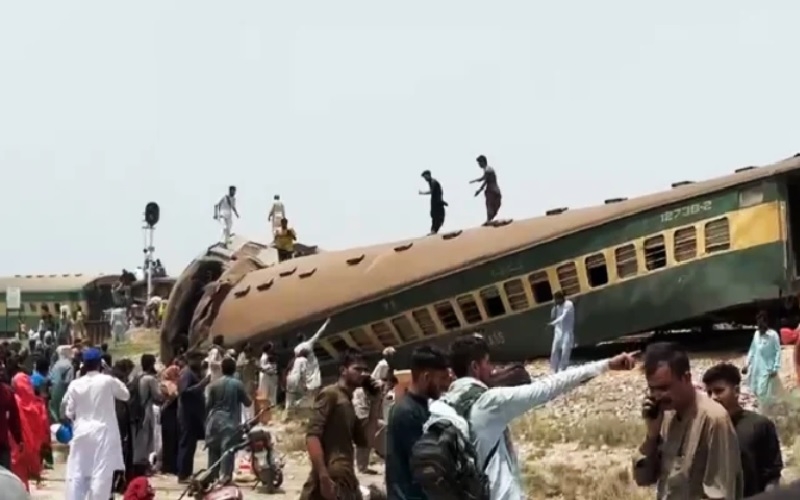 ژمارەی قوربانیانی ڕووداوی شەمەندەفەر لە باشووری پاکستان بۆ ٣٠ کوژراو و ٨٠ بریندار زیادی کردووە