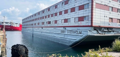 Brîtanya êdî koçberan di nav keştiyekê de niştecî dike