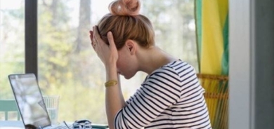 طبيب يحدد الخطر الرئيسي من العمل فترة طويلة على الكمبيوتر