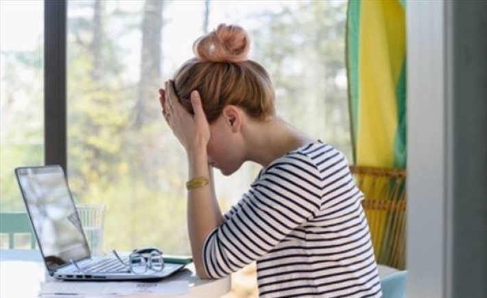 طبيب يحدد الخطر الرئيسي من العمل فترة طويلة على الكمبيوتر