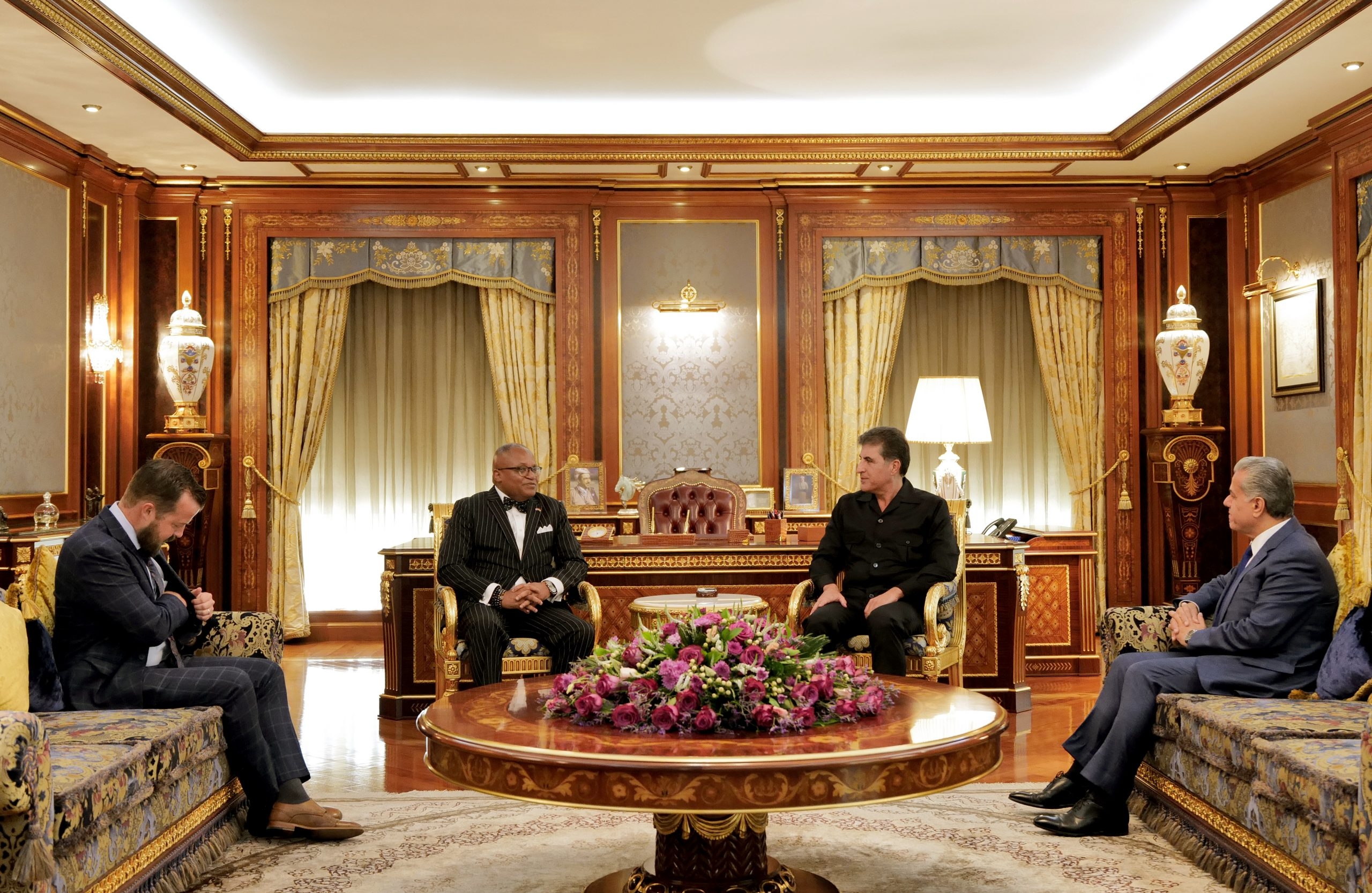 سه‌رۆك نێچيرڤان بارزانى پێشوزای له‌ كونسولى ئه‌مه‌ريكا ده‌كات