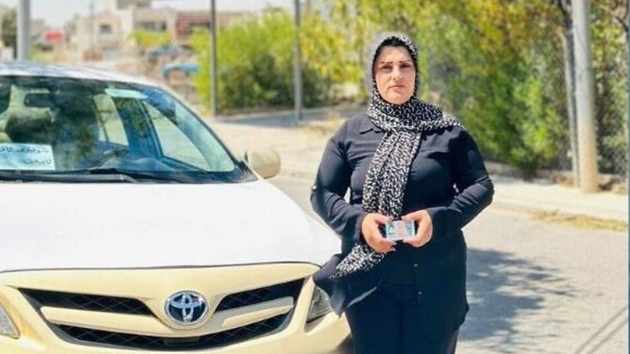 Yekem jin li Hewlêrê ajovaniya taksî dike