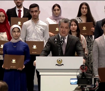 مه‌سرور بارزانی، سه‌رۆكی حكوومه‌تی هه‌رێمی كوردستان، له‌ ڕێوڕه‌سمی دابه‌شكردنی خه‌ڵات به‌سه‌ر قوتابییه‌ یه‌كه‌مه‌كاندا