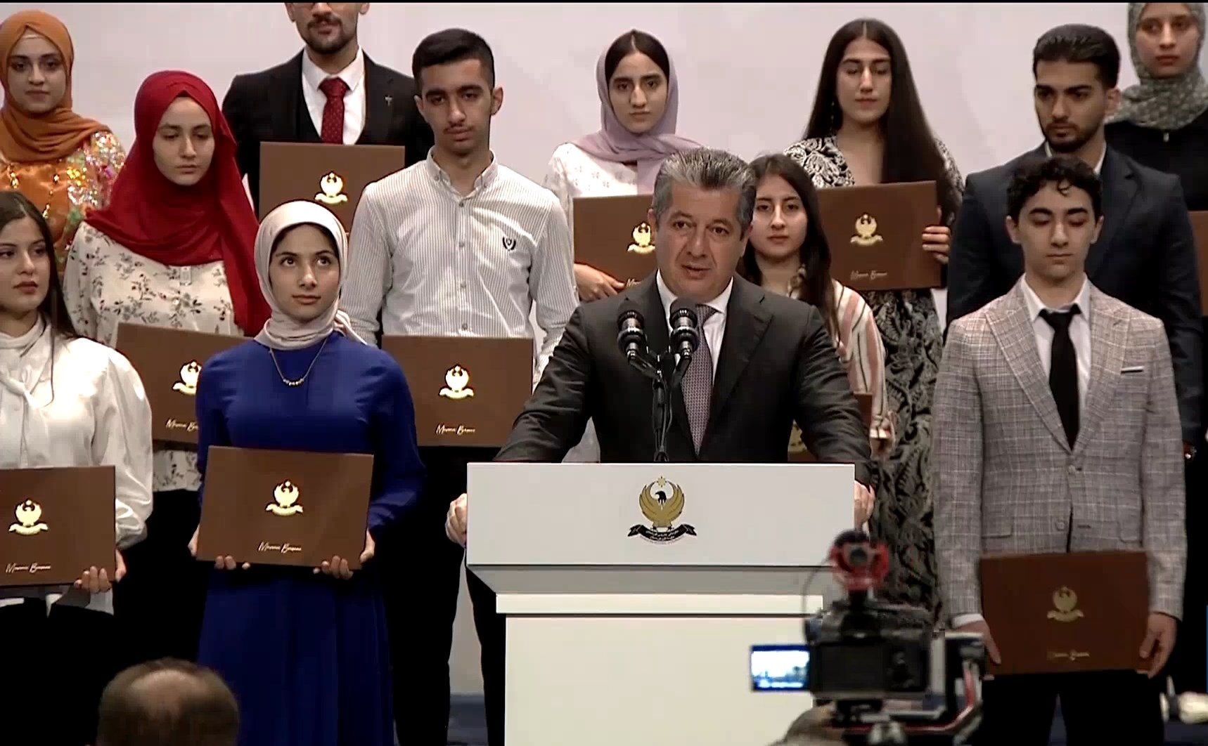 مه‌سرور بارزانی، سه‌رۆكی حكوومه‌تی هه‌رێمی كوردستان، له‌ ڕێوڕه‌سمی دابه‌شكردنی خه‌ڵات به‌سه‌ر قوتابییه‌ یه‌كه‌مه‌كاندا