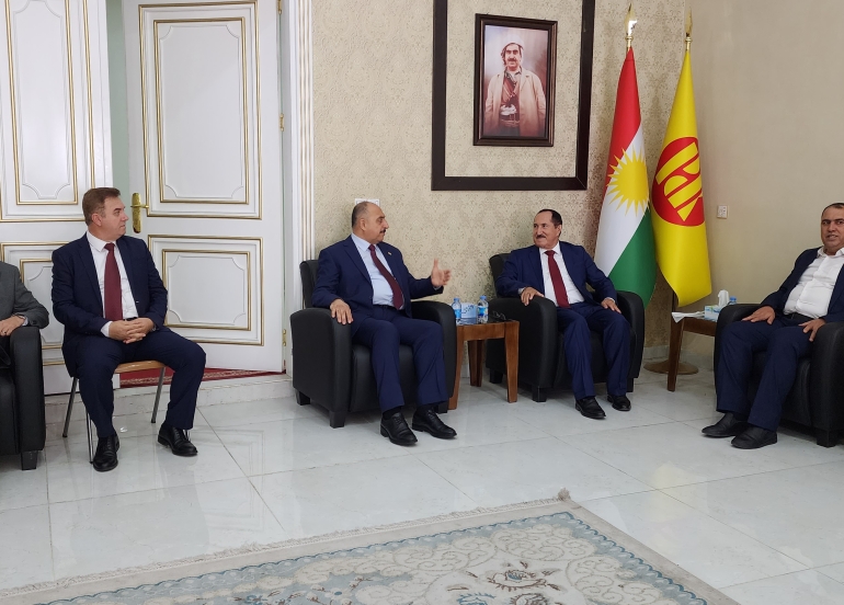 *شاندێکى باڵاى YNDK ساڵیادی دامەزراندنی پارتى دیموکراتى کوردستان پیرۆز دەكات*