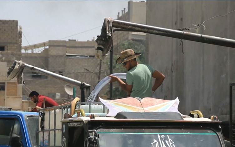 Heleb: Av bi dest nakeve, cotkar ava avrêjan bi kar tînin