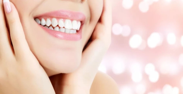 تجنب تناول هذه الاطعمة على الريق لحماية الأسنان