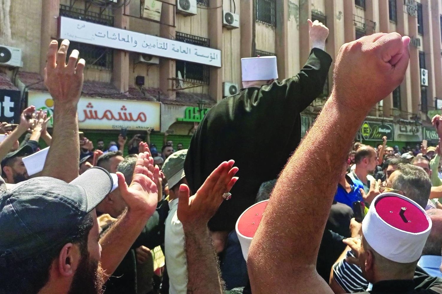 احتجاجات السويداء تتسع... ومظاهرات ليلية بدرعا