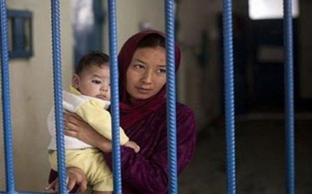 یاسا رێگە بە خوێندنی ئەو منداڵانە نادات كە لەگەڵ دایكیان لەناو چاكسازییەكانن