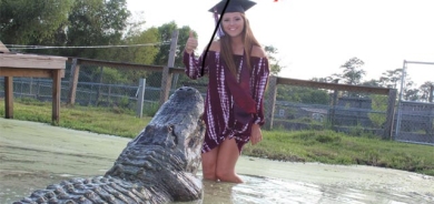 وێنەی ئاهەنگی دەرچوون لە گەڵ  گەیانداران