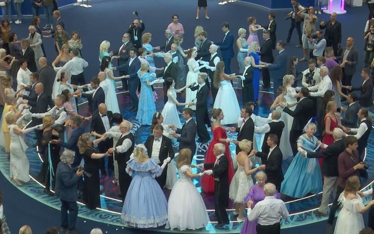 Li Moskowê Baloya Evîndaran: 150 bûk û zava beşdar bûn