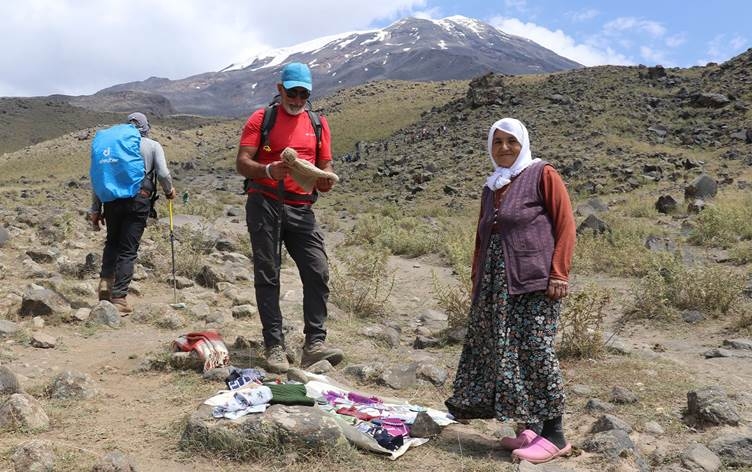 Quntara Çiyayê Agiriyê: Jineke 55 salî goreyên rîs difiroşe çiyageran