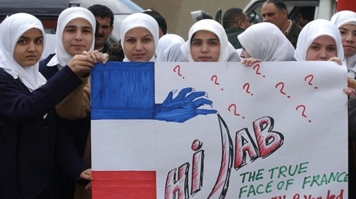 Fransa li dibistanan pêçana laçikê qedexe kir