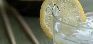 حقيقة فوائد شرب ماء الليمون في الصباح؟