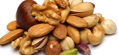 تناول المكسرات ينشط الذاكرة ويمنع تدهورها