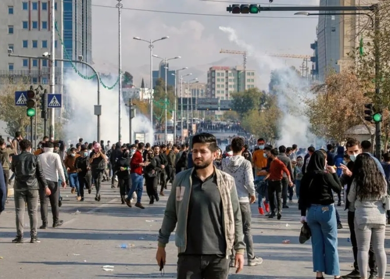 لاوان لە نێوان خەمساردی و خۆپێگەیاندندا