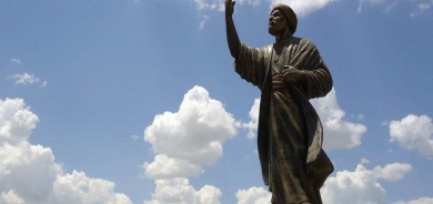 هل المتنبي أهم من الفارابي؟