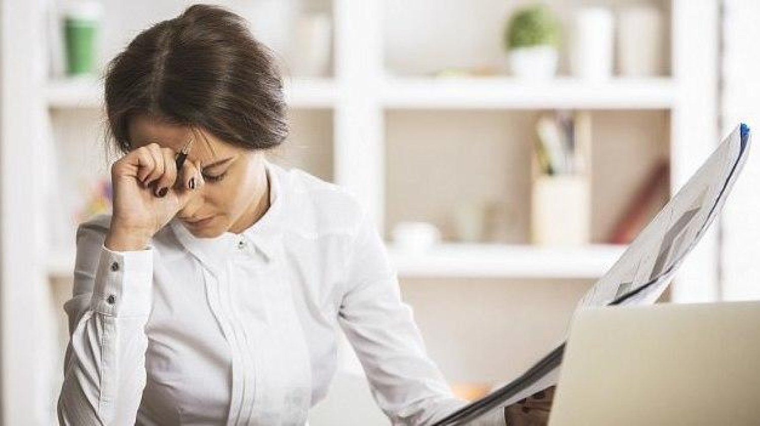 الجلوس لأكثر من 10 ساعات يومياً قد يزيد خطر الإصابة بالخرف