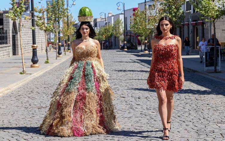 AMED - Defîleya cilên ji bîber, bamya û genim hat lidarxistin