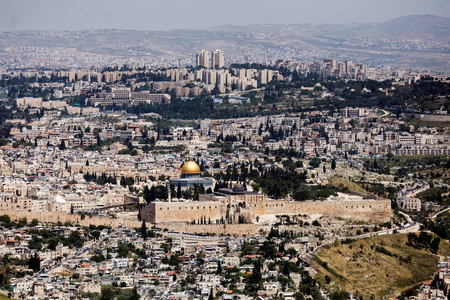 مستوطنون يقتحمون المسجد الأقصى تحت حراسة الشرطة الإسرائيلية