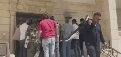 Li Ezazê xwepêşanderan bi ser baregeha Îtilafa Sûriyeyê de girt