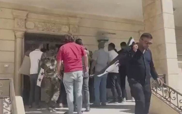 Li Ezazê xwepêşanderan bi ser baregeha Îtilafa Sûriyeyê de girt