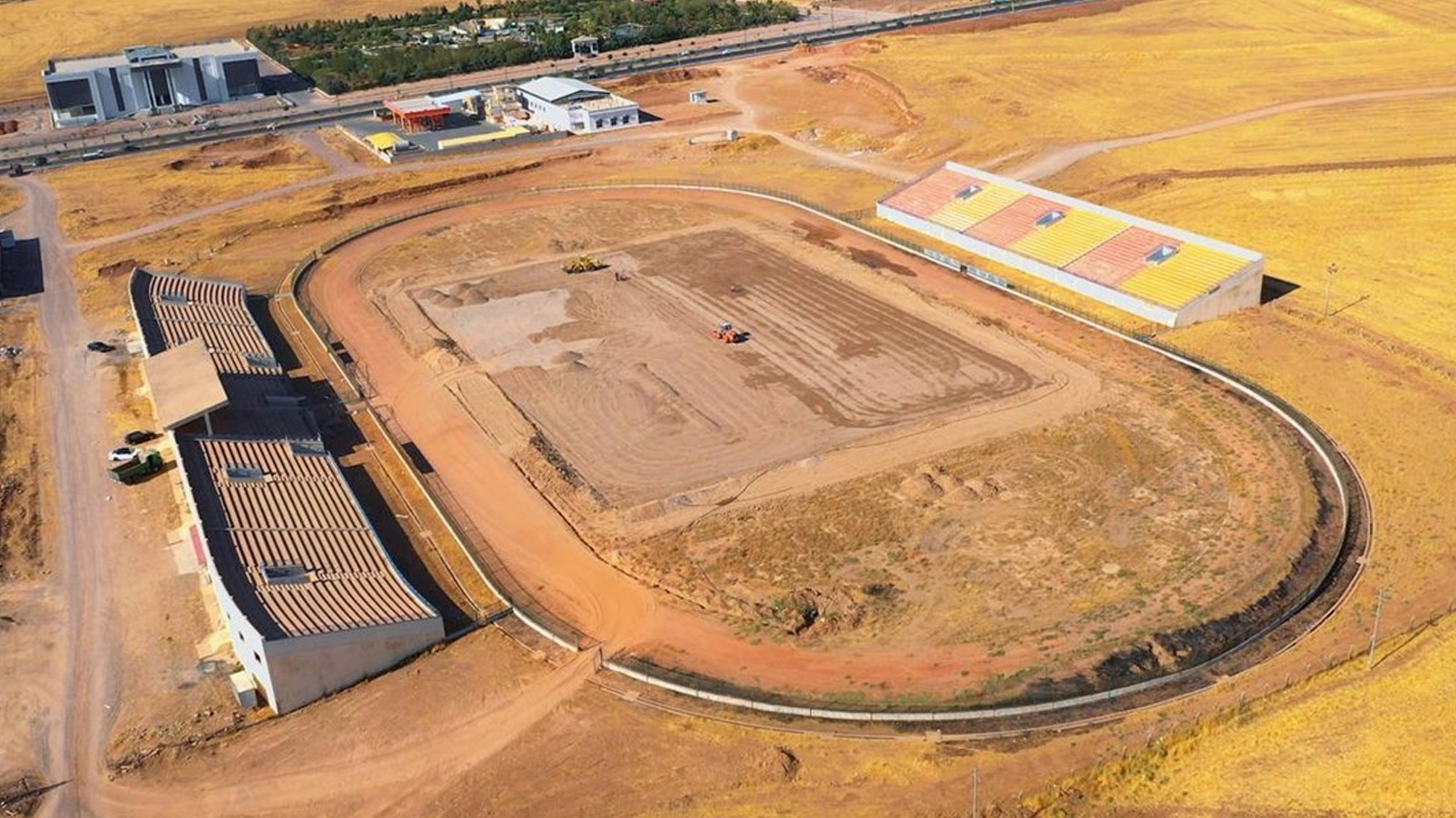 بتوجيهات مباشرة من رئيس حكومة كوردستان.. ترميم ملاعب عقرة وبردرش ودينارته