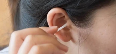 كيف تزيل شمع الأذن بأمان في المنزل ؟