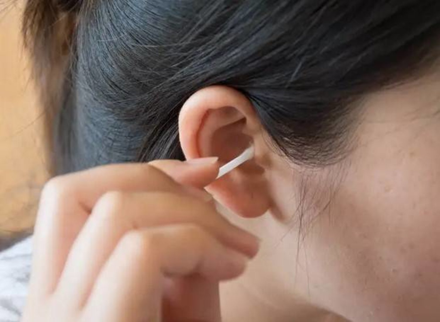 كيف تزيل شمع الأذن بأمان في المنزل ؟