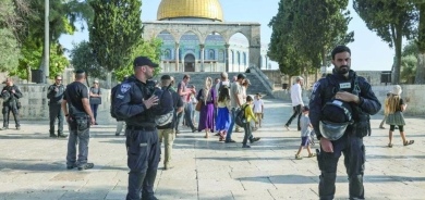 مئات المستوطنين يقتحمون باحات المسجد الأقصى بحماية الشرطة الإسرائيلية