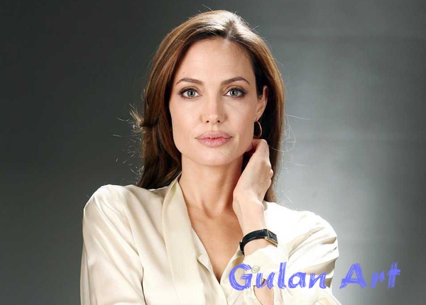 ئەنجلینا پەرە بە بزنسەكەی دەدات