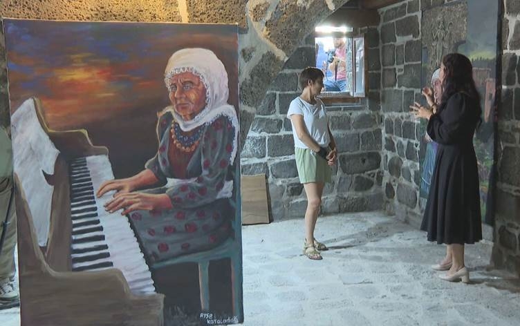 Wênesaza Kurd li Kela Zerzevanê pêşangehek vekir: Armanca min nîşandana mîtolojiya Kurdan e