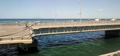 روسيا تعلق حركة السيارات على جسر القرم