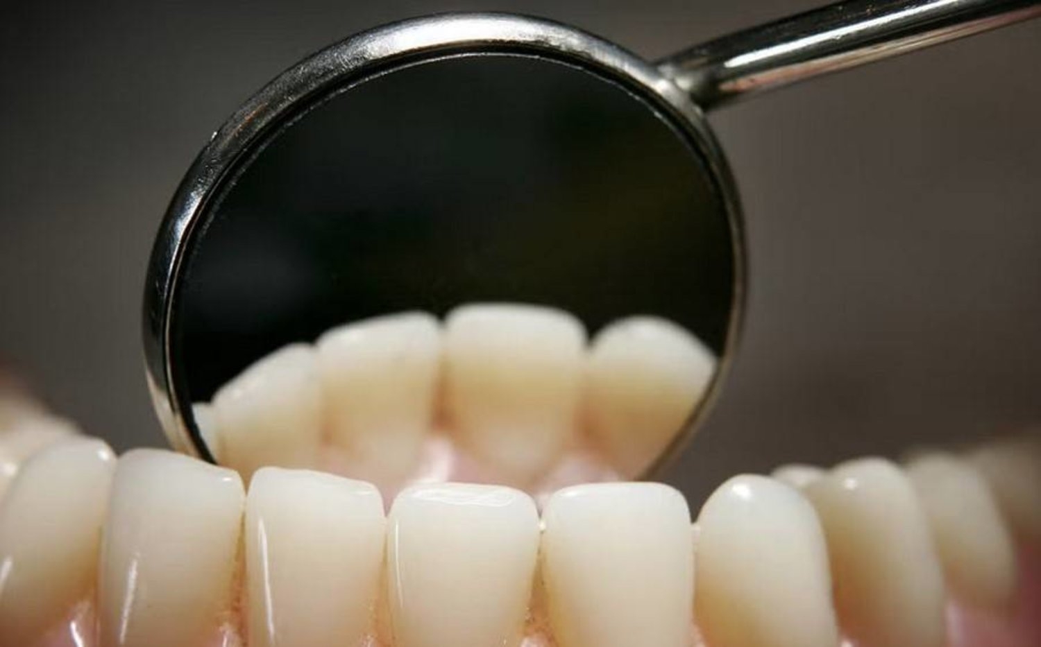 طريقة فعّالة وسهلة لتنظيف أسنانك