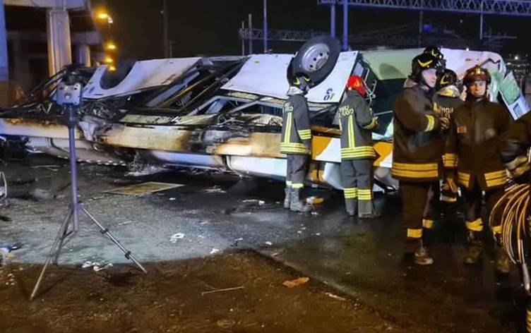 Otobûs ji pirê ket: 21 mirî, 12 birîndar