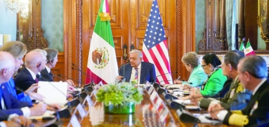 بايدن يلوذ بـ«جدار ترمب»