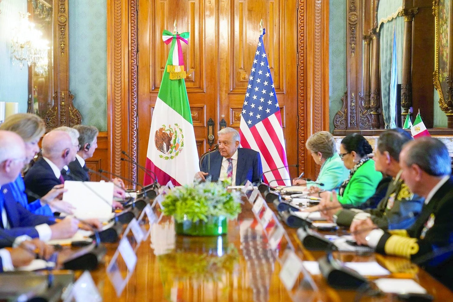 بايدن يلوذ بـ«جدار ترمب»