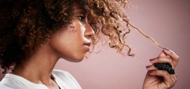 هل تقلل زيوت الشعر من القشرة حقا؟ خبيرة تجيب