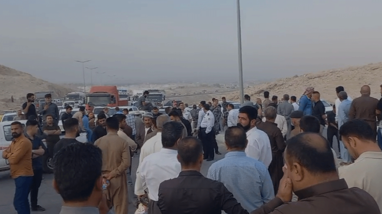 Cotkarên Mexmûrê rêya Hewlêr-Mexmûrê girtin