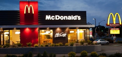 Komeke xelkî li Stenbolê êrîş kir ser xwaringeheke Mcdonald’sê