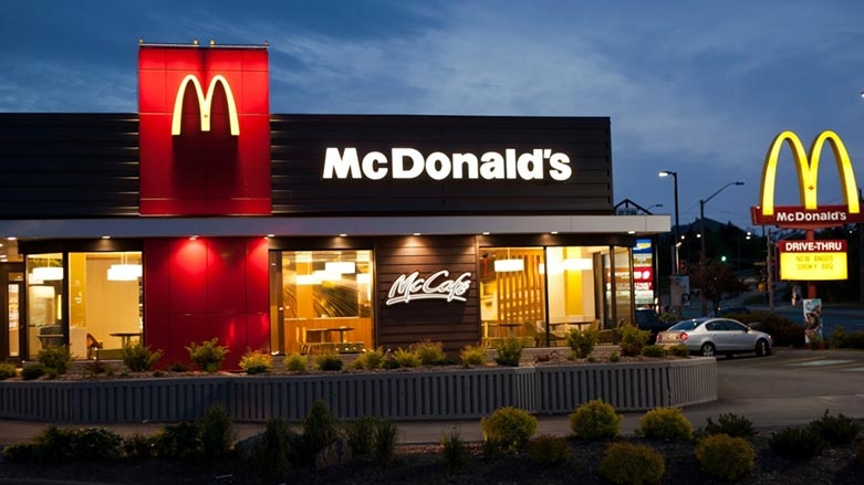 Komeke xelkî li Stenbolê êrîş kir ser xwaringeheke Mcdonald’sê