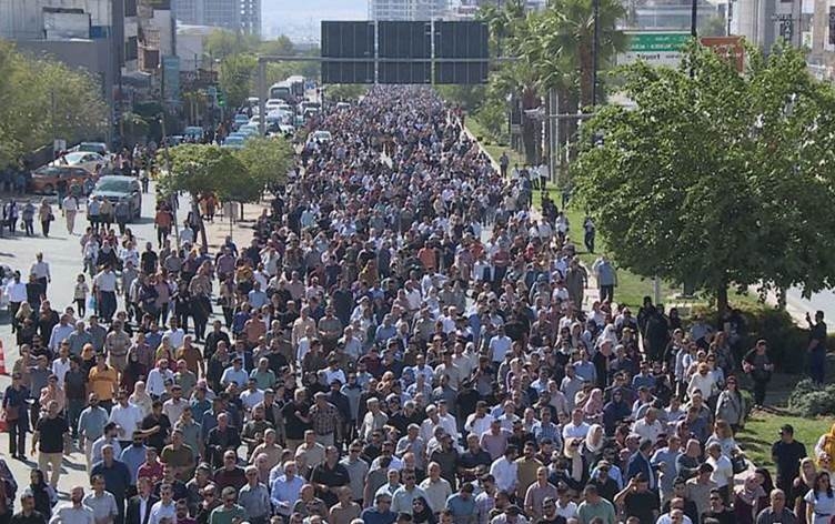 Li Silêmaniyê xwepêşandana mamosteyan: Bi hezaran kes beşdar bûn