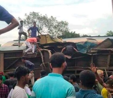 بەهۆی پێکدادانی دوو شەمەندەفەر لە بەنگلادیش 115 کەس کوژران و بریندار بوون