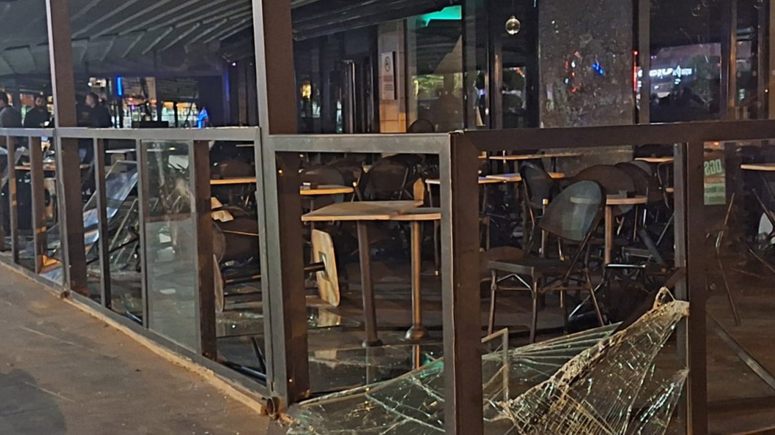 Li Diyarbekirê xwepêşanderan êrîşî “Starbucks Coffee” kirin