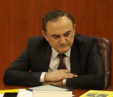 د.عەبدولحەكیم خەسرەو  سەرۆكی فەرمانگەی هەماهەنگی و بەدواداچوونی حكومەتی هەرێمی كوردستان:     لە چوارچێوەی دەسەڵاتە حەسرییەكانی، حكومەتی فیدڕاڵی شەڕێكی هەمەلایەنی ئابووری لەگەڵ هەرێمی كوردستان دەكات