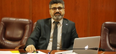 د.جەلال ئەحمەد عەبدوڵڵا  ئەندامی بازنەی گفتوگۆ:     شەڕی ئابووریی بەغدا دژی هەرێم لە بنچینەدا شەڕێكی سیاسییە و ئامانج لێی لاوازكردن و تێكدانی سەقامگیرییە سیاسییەكەیەتی