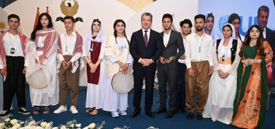 مسرور بارزاني يُبهج قلوب بعض الشباب الإيزيديين النازحين