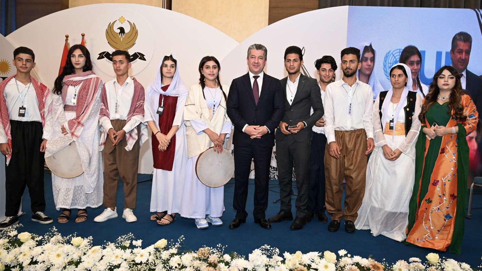 مسرور بارزاني يُبهج قلوب بعض الشباب الإيزيديين النازحين